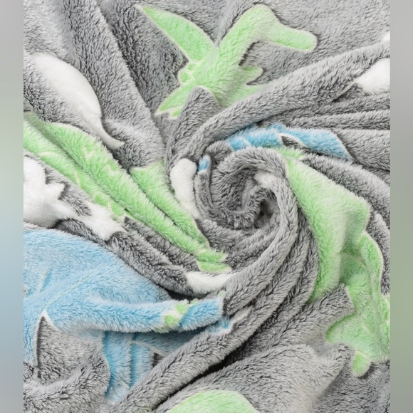 Soft & plush glow in the dark dinosaur blanket..50x60inches..(NWT) - Picture 6 of 10